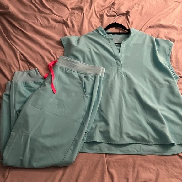 FIGS scrub set - Picture 1 of 2